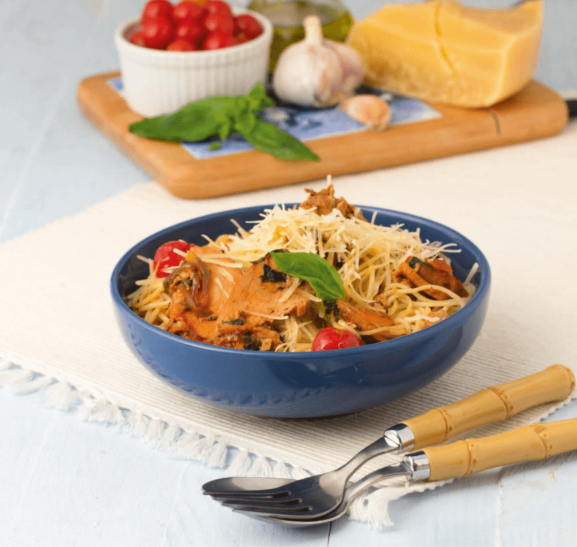 Спагетти с копченой курицей и маринованными помидорами