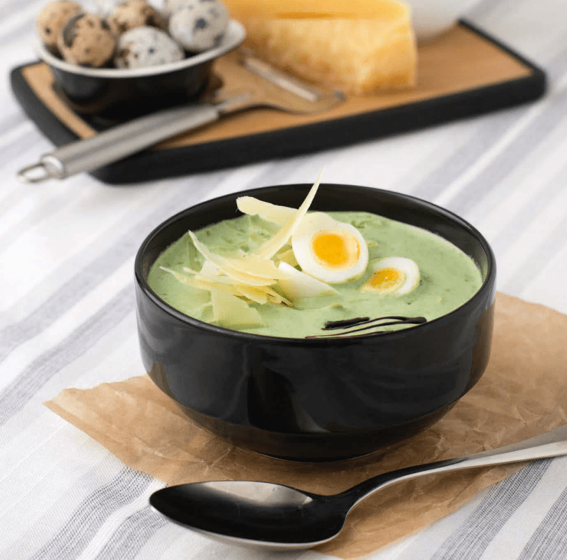 Суп-крем из шпината с перепелиным яйцом