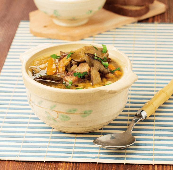 Суп с грибами, фасолью и мясом в горшочках