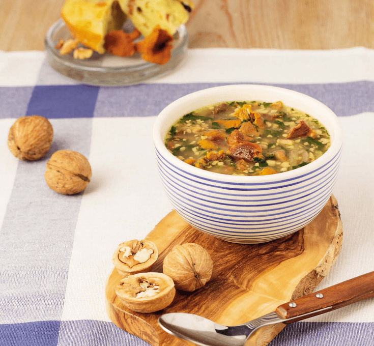 Суп с лисичками и грецкими орехами